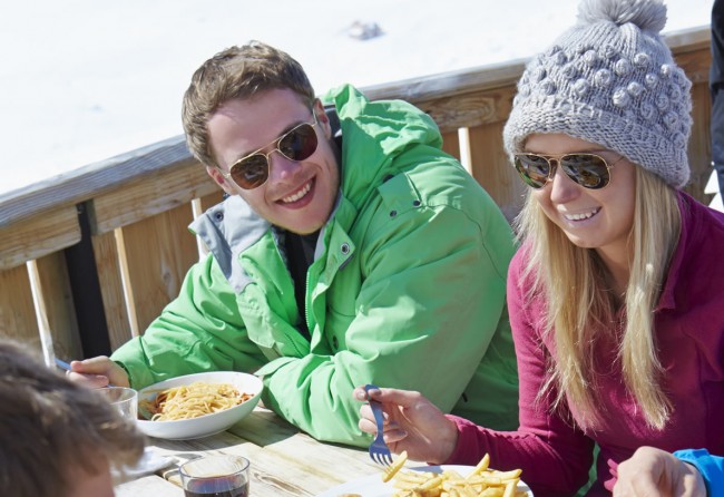 Mit Freunden die Wintersonne bei unserer Schirmbar genießen