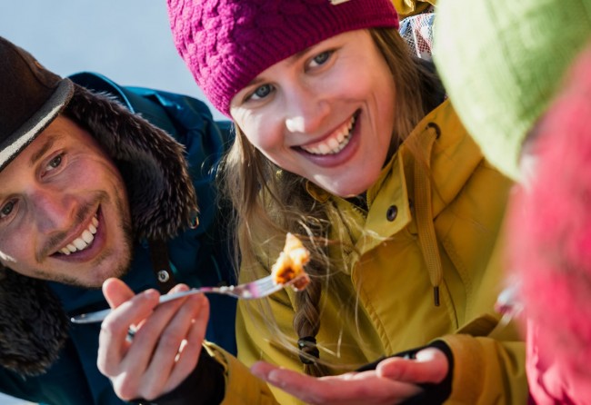 Mit Freunden die Wintersonne bei unserer Schirmbar genießen