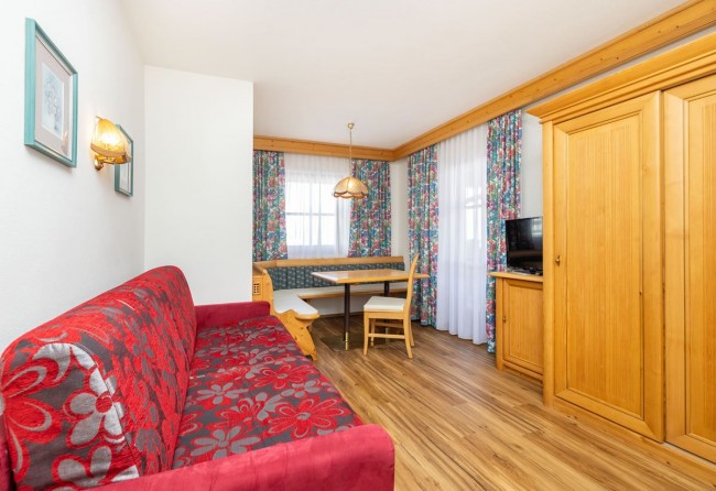 Wohnküche mit Couch und TV