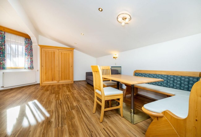 Geräumiges Wohnzimmer mit Essecke