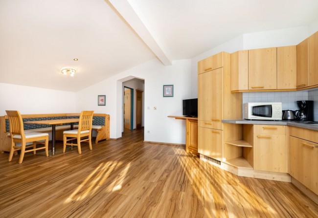 Große Küche mit Essecke