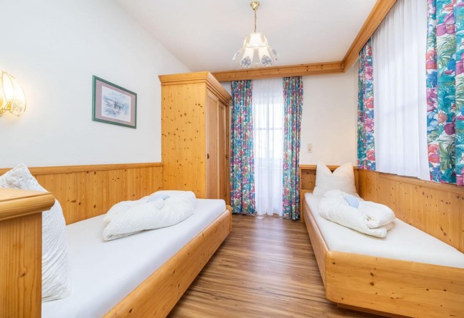 Schlafzimmer mit 2 getrennten Betten