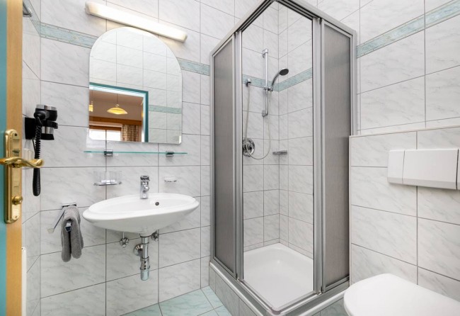 Badezimmer mit Dusche/WC