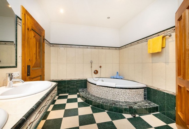 Großes Badezimmer mit Eckbadewanne