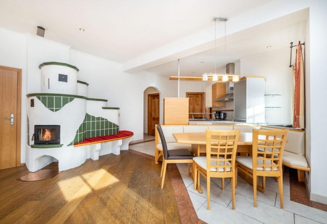 Wohnküche mit Kachelofen und Essecke