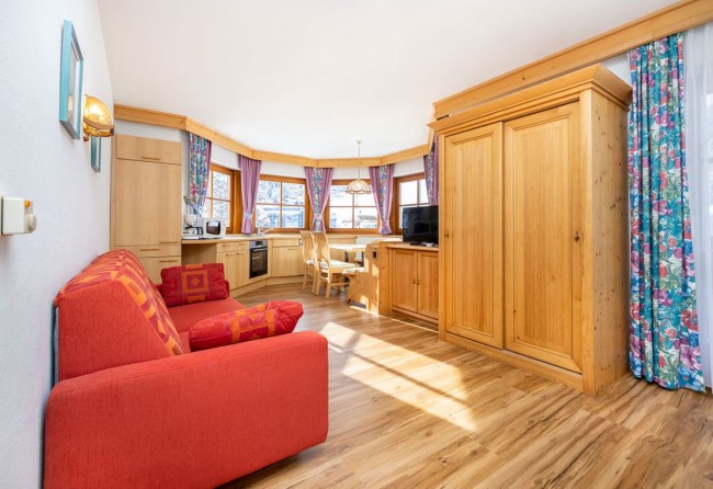 Wohnküche mit roter Couch