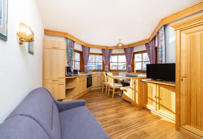 Wohnküche mit blauer Couch