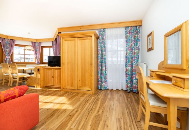 Wohnküche mit Couch und Flat-TV