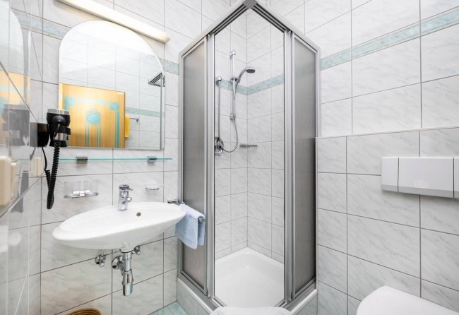 Badezimmer mit WC und Dusche