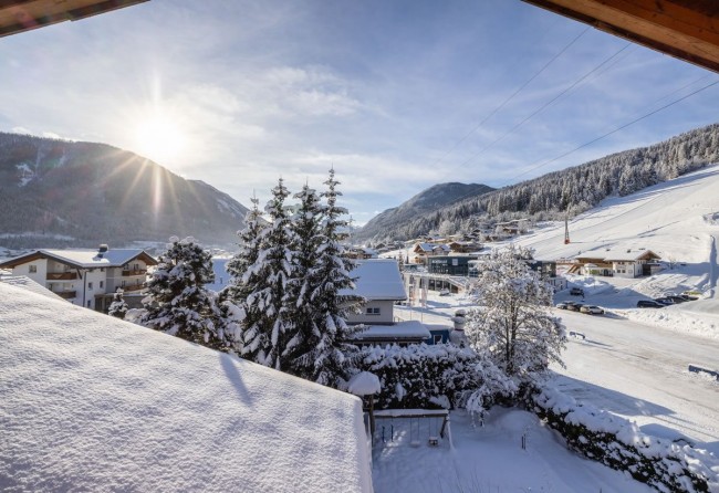 Blick vom Balkon auf die Flachauer Skipiste