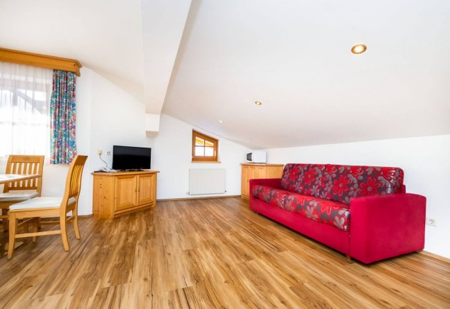 Wohnzimmer mit Flat-TV