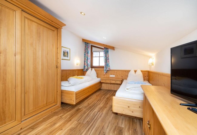 Schlafzimmer mit getrennten Betten