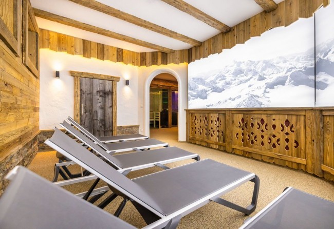 Ruheraum mit Entspannungsliegen