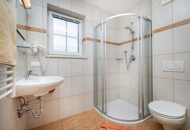 Badezimmer mit Dusche und WC