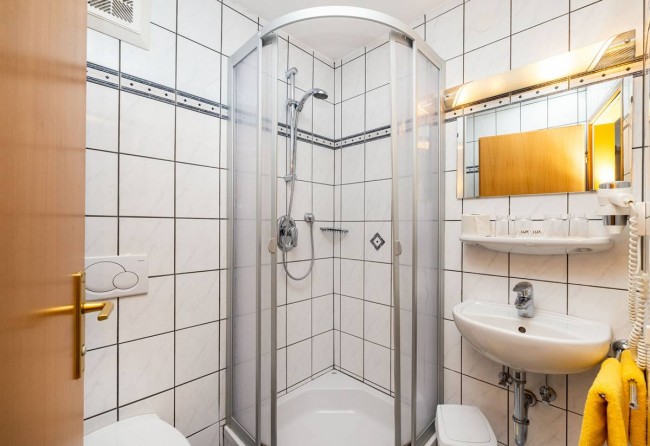 Badezimmer mit Dusche