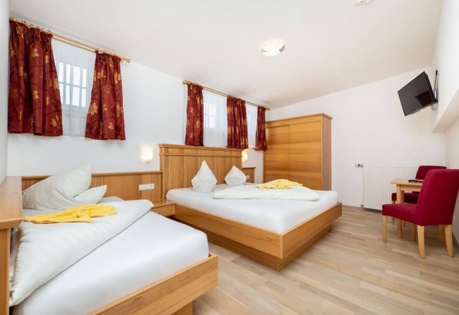 Dreibettzimmer mit Flat-TV