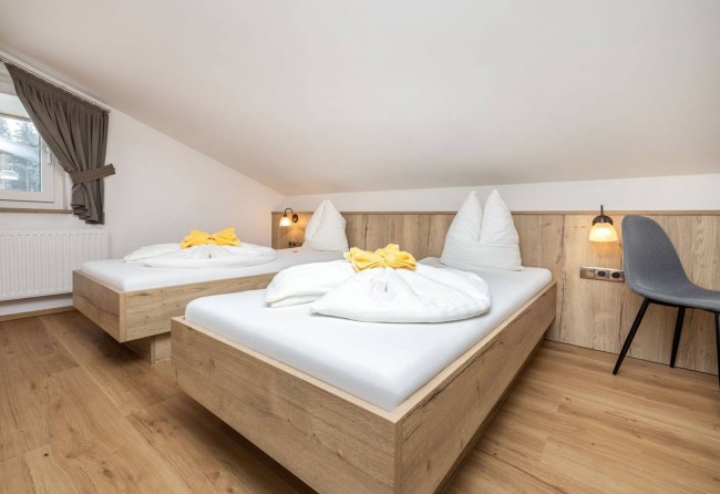 Schlafzimmer mit getrennten Betten