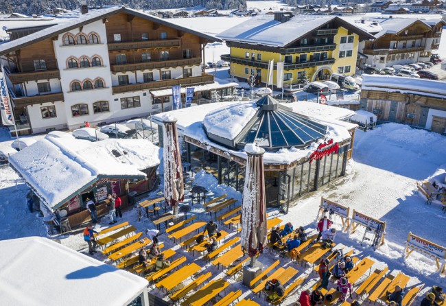 Schirmbar und Würstlhütte mit Sonnenterrasse © Christian Fischbacher