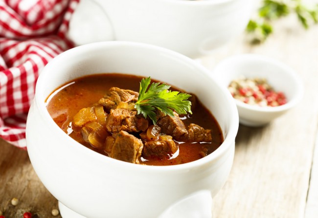Gulaschsuppe genießen