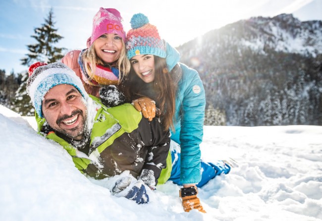 Spaß im Schnee mit Freunden  © Flachau Tourismus