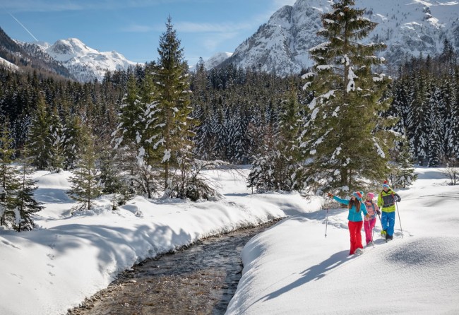 Schneeschuhwandern in winterlicher Landschaft © Flachau Tourismus
