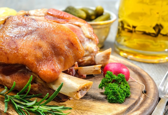 Haxen essen in der Unterbergalm