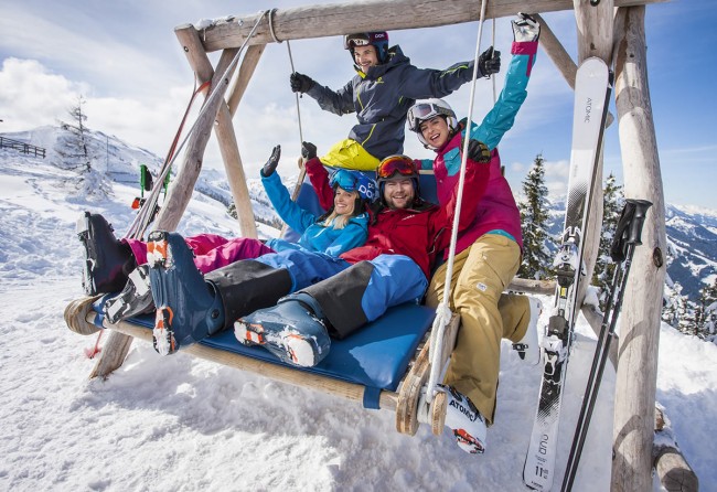Freunde auf der Bank im Winterurlaub © Flachau Tourismus